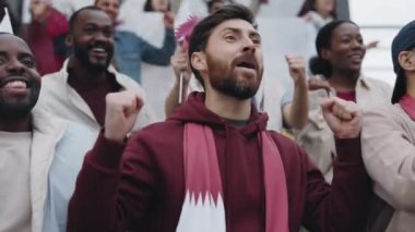 Stadyumdaki maçta duygusal destek veren adam.