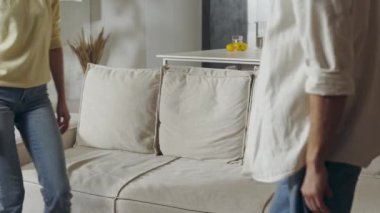 Kafkas ailesi rahat koltukta dinleniyor.