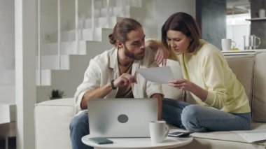 Evli çift evde birlikte bütçe yönetiyorlar.