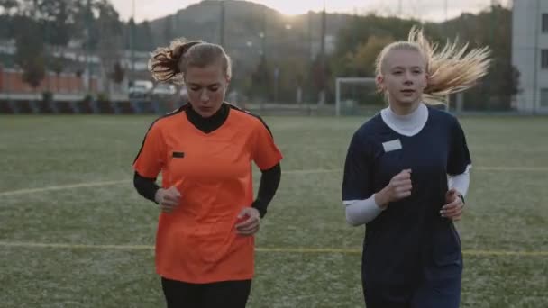 Twee vrouwelijke voetballers warmen zich op voor de wedstrijd — Stockvideo