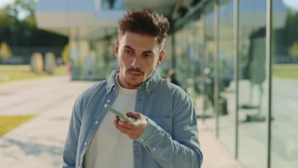 Homem usando smartphone para gravação de mensagem de voz ao ar livre — Vídeo de Stock