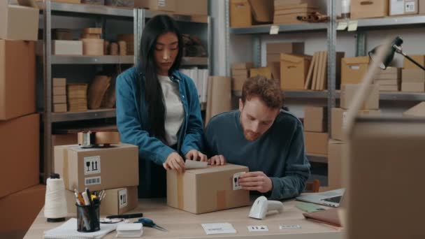 Entreprenörer kontrollera och skriva order på papper klistermärke för leverans till kund. Paketlåda. Post service och småföretag koncept. — Stockvideo