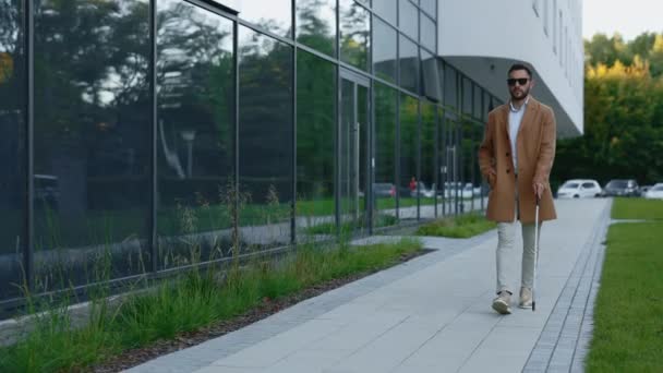 Kaukázusi vak férfi elegáns ruhában, sétapálcával a város utcáján. Jóképű férfi személy ellenőrzése irányt bottal szabadban. — Stock videók