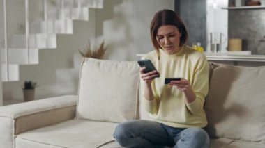 Cep telefonu ve kredi kartıyla online alışveriş yapan kadın