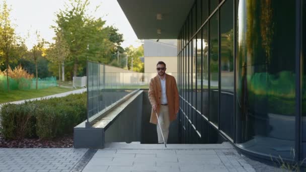 Homem com deficiência visual usando pau enquanto caminha — Vídeo de Stock