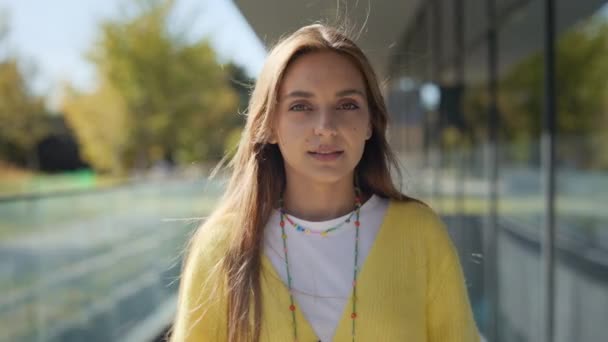 Porträtt av ung kaukasisk kvinna med lugnt ansikte — Stockvideo