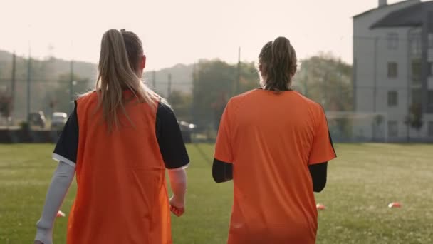 Les femmes parlent et marchent après l'entraînement sur le terrain de football — Video