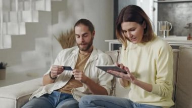 Çevrimiçi alışveriş için cep telefonu ve banka kartı kullanan çift