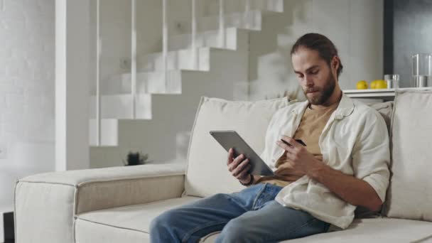 男子使用银行卡和平板电脑上网购物 — 图库视频影像
