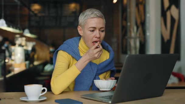 Kaukázusi Középkorú Kék Sárga Pulóvert Visel Laptopot Néz Miközben Kávézóban — Stock videók