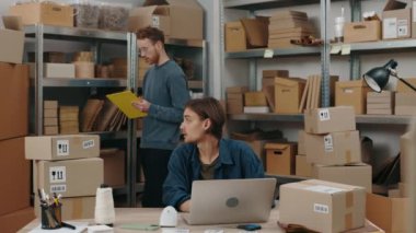 Kendine güveni tam bir adam elinde dosyayla duruyor ve ofisteki bilgisayarın başında çalışırken erkek arkadaşına bir şeyler anlatıyor. Küçük işletme kavramı