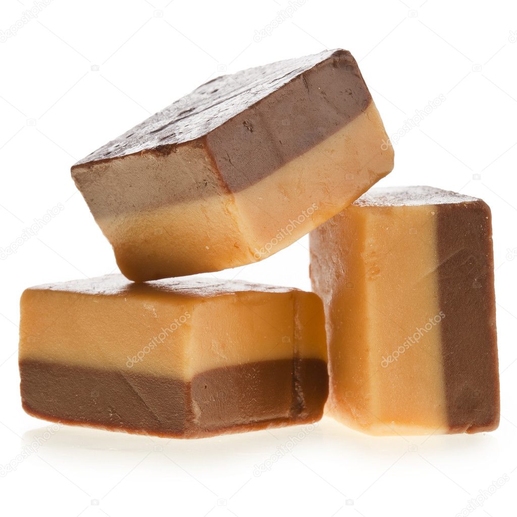 Beyaz arka plan üzerinde izole karamelli çikolata parçaları Stok