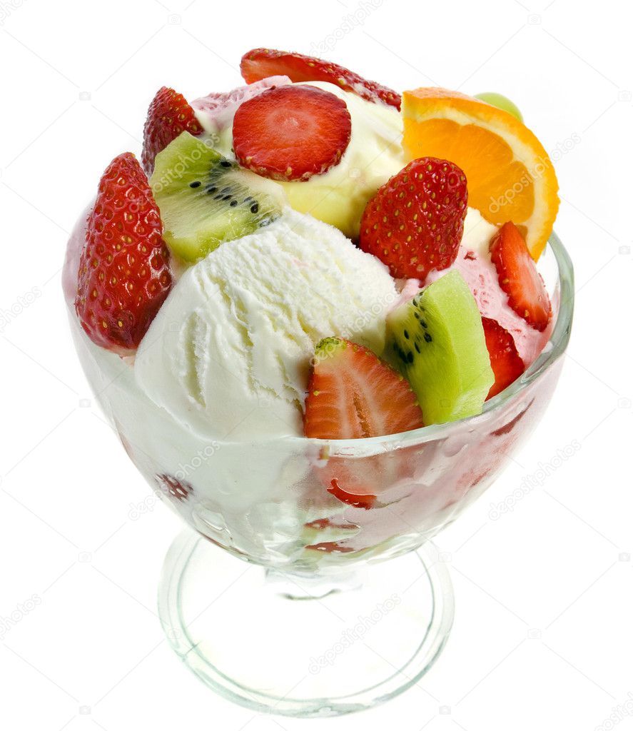 Rinfrescante dessert con gelato e frutta fresca e frutti di bosco\u2013 immagine stock