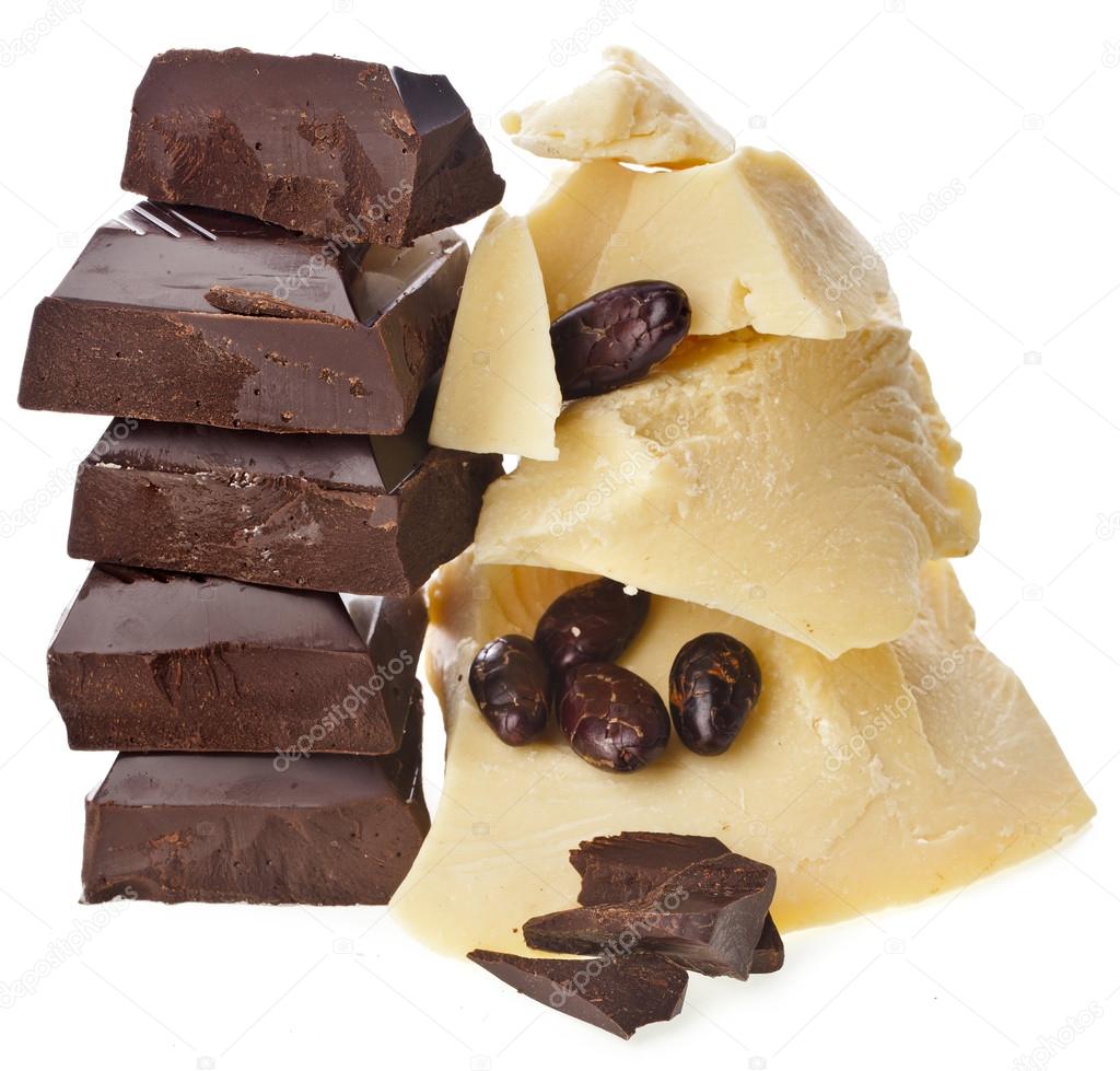 Cocoa butter, chocolate pieces and beans heap isolated on white background — Stock Photo