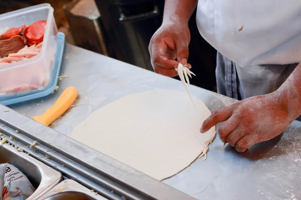 Hacer pizza en la cocina —  Fotos de Stock