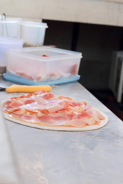 Hacer pizza en la cocina — Foto de Stock