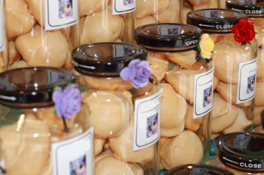 bir cam şişe beze tatlısı.