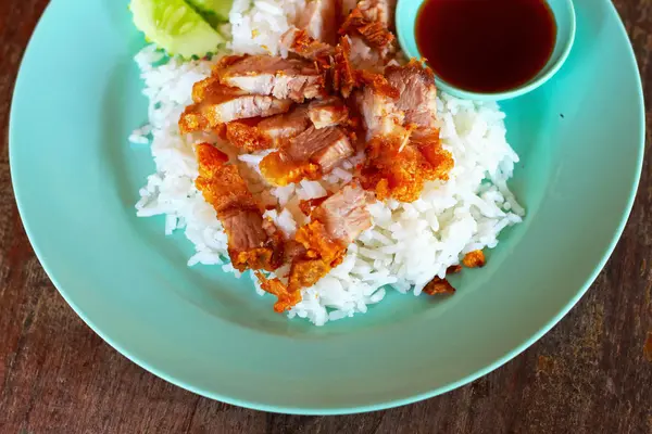 Knapperige geroosterde buik varkensvlees chinese stijl en rijst — Stockfoto