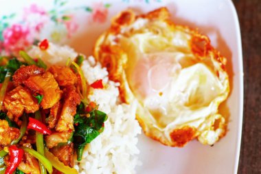 fesleğen ve domuz kızarmış pilav.