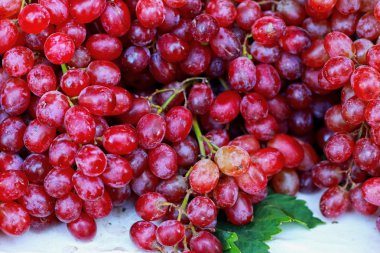 Pazarda taze üzümler