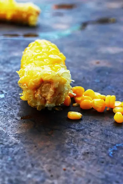 Sweet corn is eaten on the table. — Stock Photo, Image