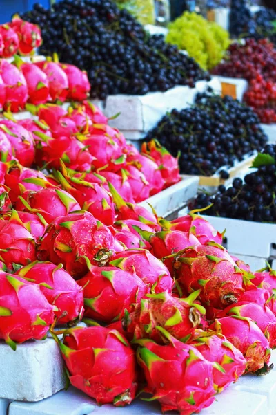 Drakenfruit op de markt — Stockfoto