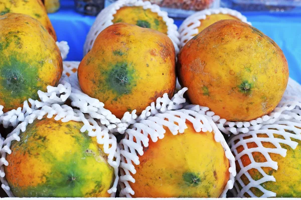 Rijp papaja in de markt — Stockfoto