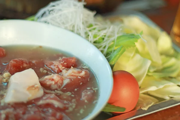 신선한 야채와 함께 절인된 돼지고기 구이. — 스톡 사진