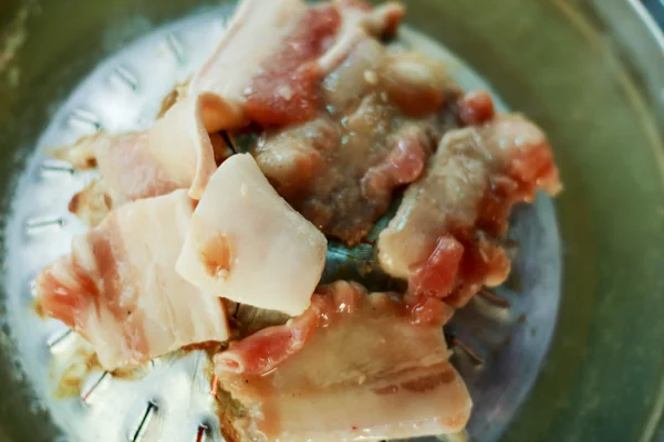 Сковородка для жарки свиней на плите . — стоковое фото