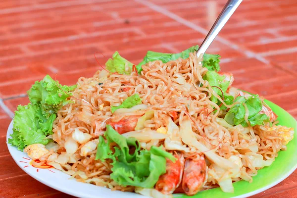 Macarrão frito de camarão - comida asiática . — Fotografia de Stock