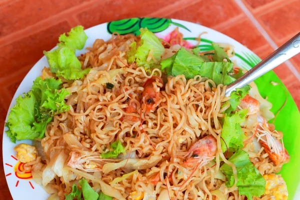 Garnelen gebratene Nudeln - asiatisches Essen. — Stockfoto
