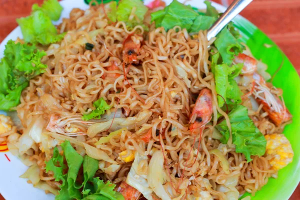 Krevety smažené nudle - asijské potraviny. — Stock fotografie