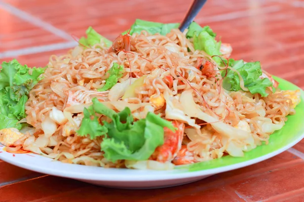 Macarrão frito de camarão - comida asiática . — Fotografia de Stock