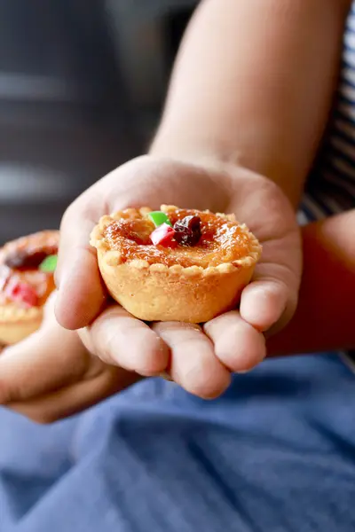 Egg tarts at the hands of a child. — Stock Photo, Image