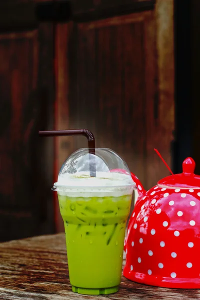 Cold green tea and red pot — Stock Photo, Image