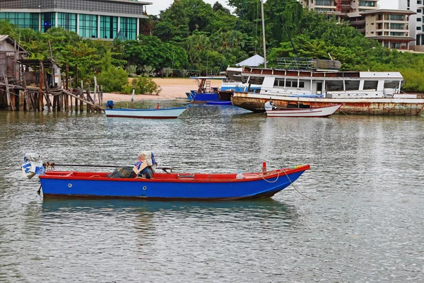 Vieux bateau en bois en mer . — Photo