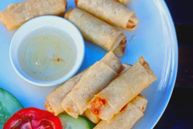 Gıda böreği sos daldırma ile kızartılmış.