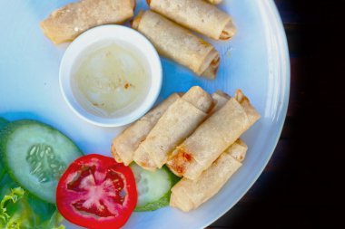 Gıda böreği sos daldırma ile kızartılmış.