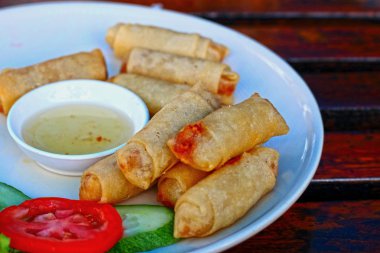 Gıda böreği sos daldırma ile kızartılmış.