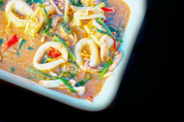 köri tozu ile kızarmış kalamar