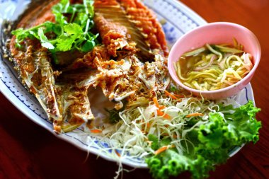 Kızarmış Balık mango salatası ile.