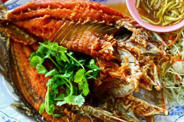 Kızarmış Balık mango salatası ile.