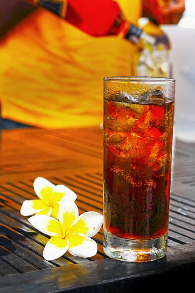 Becher frisches Bier und Frangipani. — Stockfoto