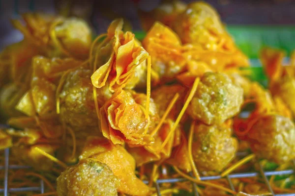 Albóndigas fritas: huevos de codorniz envueltos . —  Fotos de Stock