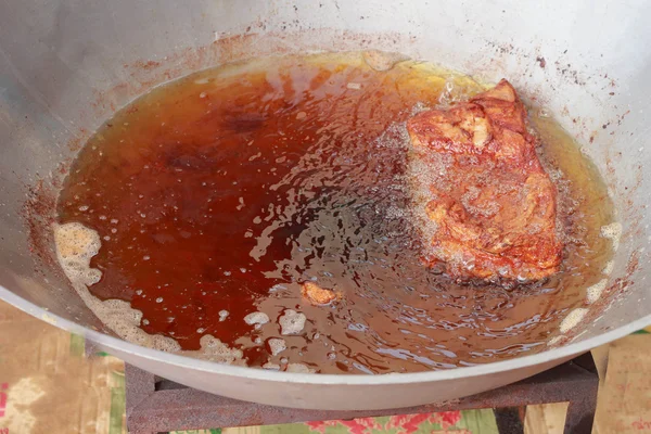 Sartén de cerdo crujiente frita en aceite . —  Fotos de Stock