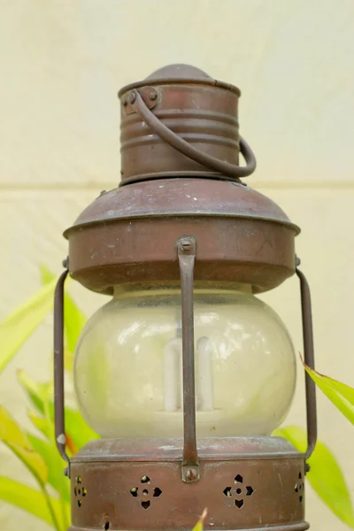 Lâmpada de iluminação em um poste de madeira . — Fotografia de Stock