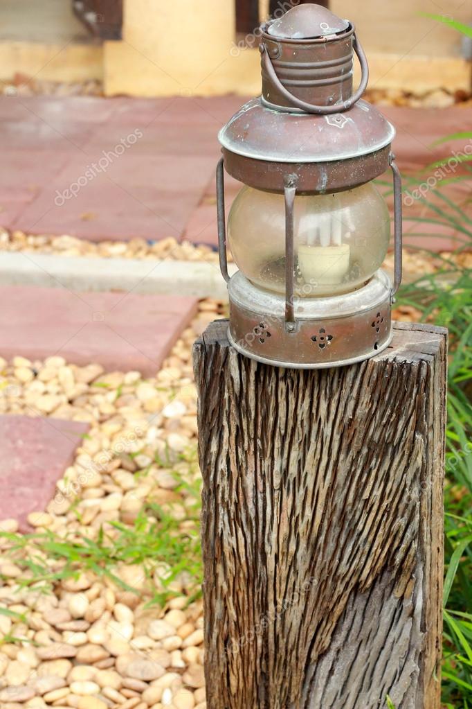 Wonderbaarlijk Verlichting lamp op een houten paal. — Stockfoto © oilslo #34033641 HI-08