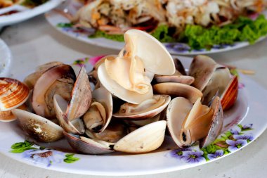 buğulanmış midye deniz ürünleri sos ile.