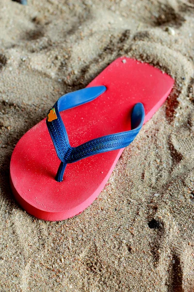 Chinelo vermelho a areia . — Fotografia de Stock