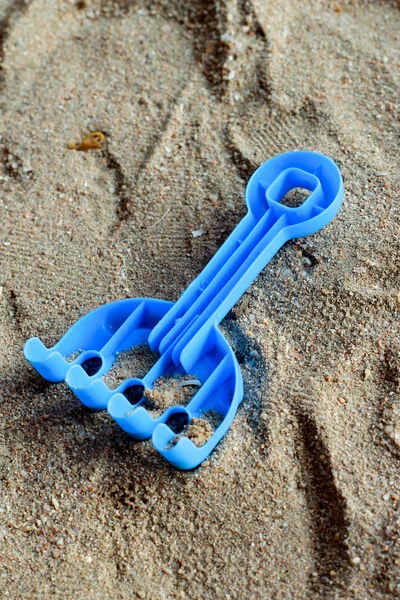 Speelgoed in het zand. — Stockfoto